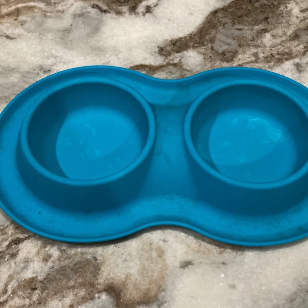 Silicone pet feeder